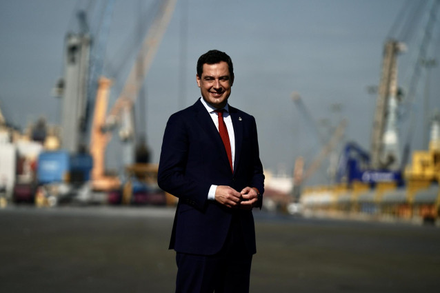 El presidente de la Junta, Juanma Moreno, en el Puerto de Huelva.