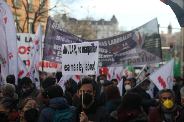 Un manifestante con una pancarta frente al Congreso