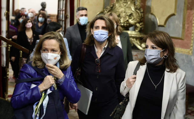 La vicepresidenta primera y ministra de Asuntos Económicos, Nadia Calviño; la vicepresidenta tercera y ministra para la Transición Ecológica y el Reto Demográfico, Teresa Ribera; y la vicesecretaria general del PSOE, Adriana Lastra, en el Congreso.