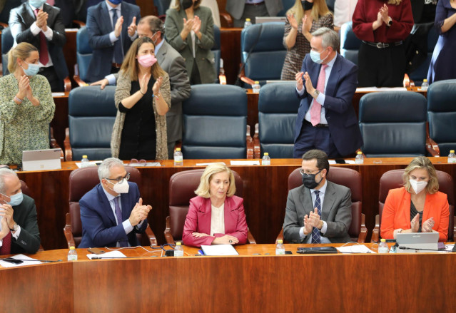 La asamblea aplaude la intervención de la consejera de Familia, Juventud y Política Social, Maria Concepción Dancausa Treviño (c), en una comparecencia previa al primer pleno de 2022 en la Asamblea de Madrid, a 3 de febrero de 2022, en Madrid (España).