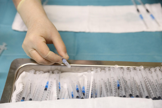 Archivo - Varias dosis de la vacuna de Pfizer contra la Covid-19