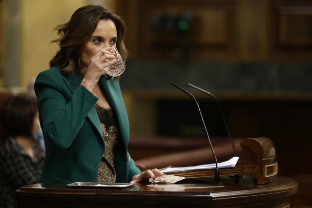 La portavoz parlamentaria del PP, Cuca Gamarra, bebe agua en una sesión plenaria en el Congreso