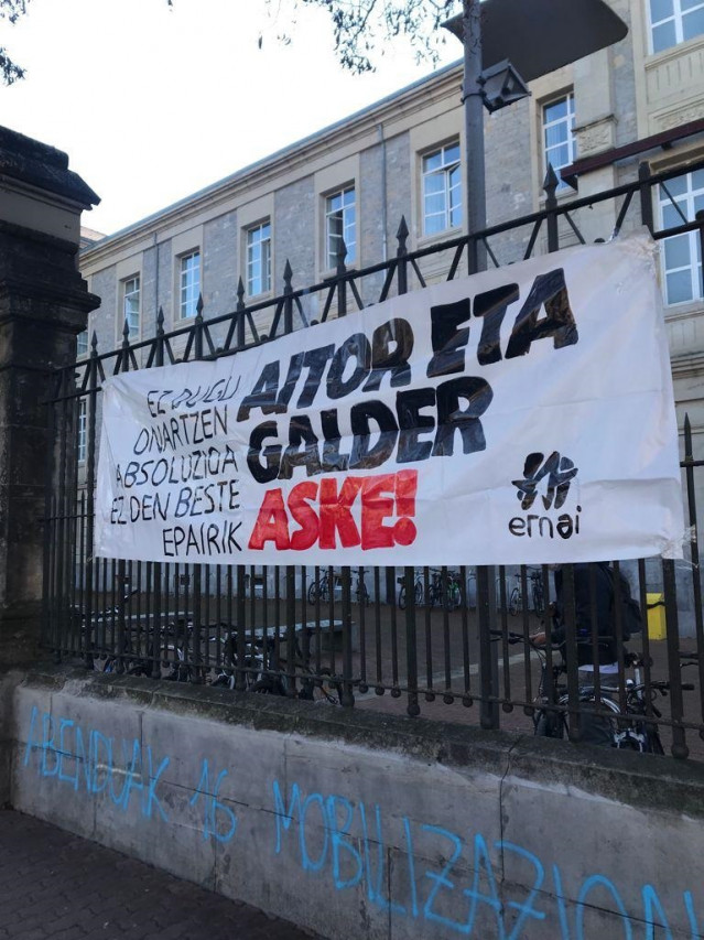 Pancartas de Ernai en el campus de Leios a favor de dos presos de ETA