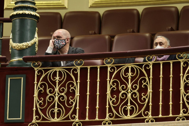 El secretario general del sindicato CCOO, Unai Sordo (i), y el secretario general de UGT, Pepe Álvarez, en una sesión plenaria en el Congreso de los Diputados, a 3 de febrero de 2022, en Madrid (España).