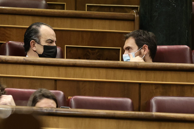 El diputado del Grupo Mixto, Carlos García Adanero (i), y el diputado de UPN por Navarra en el Congreso de los Diputados, Sergio Sayas, conversan en una sesión plenaria en el Congreso de los Diputados, a 3 de febrero de 2022, en Madrid (España). Durante e