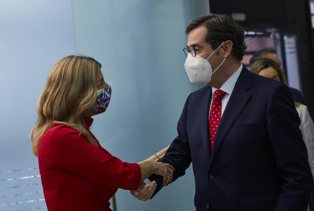 Archivo - La ministra de Trabajo y Economía Social, Yolanda Díaz; conversa con el presidente de la Confederación Española de Organizaciones Empresariales (CEOE), Antonio Garamendi.