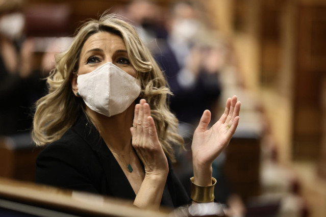 La vicepresidenta segunda del Gobierno y ministra de Trabajo y Economía Social, Yolanda Díaz, aplaude en una sesión plenaria en el Congreso de los Diputados, a 3 de febrero de 2022, en Madrid (España).