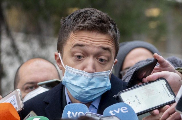 El dirigente de Más País, Iñigo Errejón, responde a los medios a su llegada para declarar por un presunto delito leve de maltrato, en los Juzgados de Plaza Castilla, a 25 de enero de 2022, en Madrid (España).