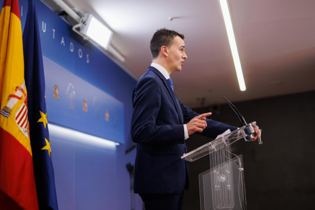 El portavoz del PSOE en el Congreso, Héctor Gómez, da una rueda de prensa tras una sesión plenaria en el Congreso de los Diputados, a 3 de febrero de 2022, en Madrid (España).