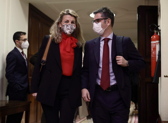 La vicepresidenta segunda del Gobierno y ministra de Trabajo y Economía Social, Yolanda Díaz, y el ministro de la Presidencia, Relaciones con las Cortes y Memoria Democrática, Félix Bolaños, a su llegada a una sesión plenaria en el Congreso de los Diputad