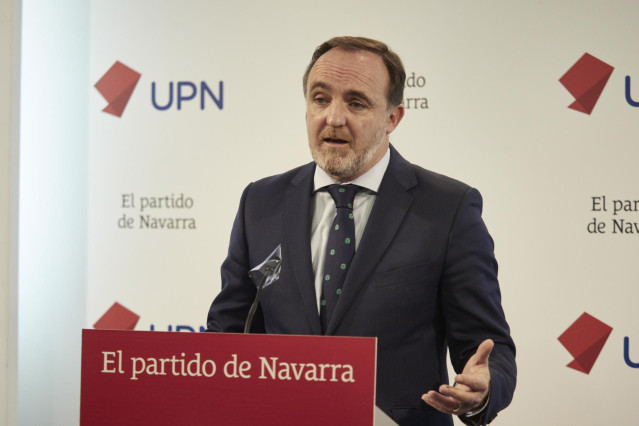 El presidente de UPN, Javier Esparza, expone la posición de la formación regionalista en la votación de la nueva reforma laboral, en la Sede de UPN, a 2 de febrero de 2022, en Navarra, Pamplona (España).