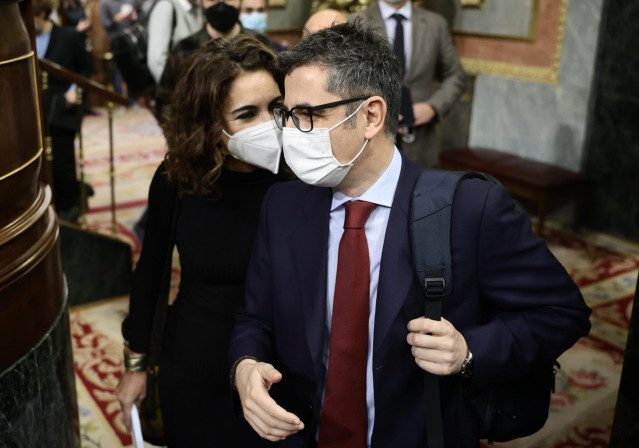 La ministra de Hacienda, María Jesús Montero, y el ministro de la Presidencia, Relaciones con las Cortes y Memoria Democrática, Félix Bolaños, conversan a su llegada a una sesión plenaria en el Congreso de los Diputados, a 2 de febrero de 2022.