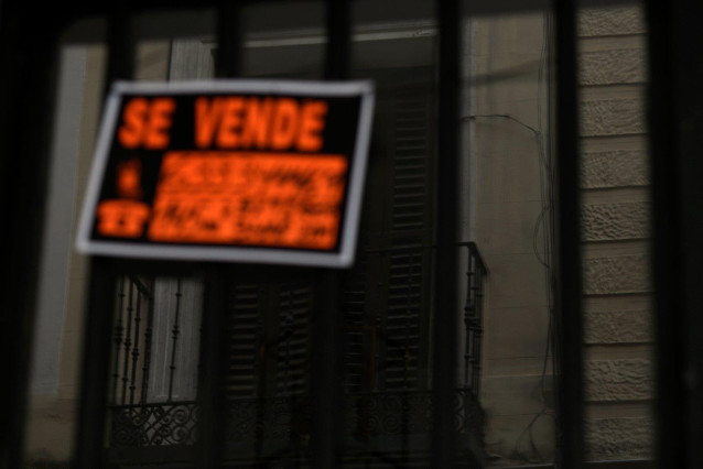 Archivo - Cartel de vivienda que se vende, en una imagen de archivo.
