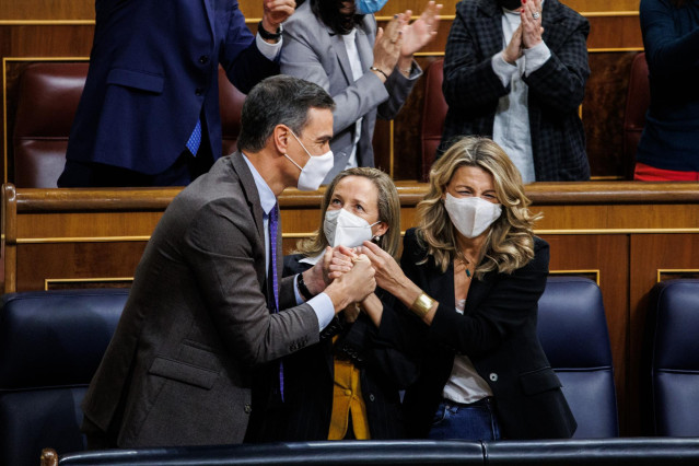(i-d) El presidente del Gobierno, Pedro Sánchez, celebra con las vicepresidentas primera y segunda, Nadia Calviño y Yolanda Díaz, la convalidación de la reforma laboral en el Congreso