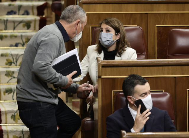 El diputado de Compromís, Joan Baldoví (i), conversa con la vicesecretaria general del PSOE y portavoz del Grupo Parlamentario Socialista en el Congreso, Adriana Lastra, en una sesión plenaria en el Congreso de los Diputados, a 2 de febrero de 2022, en Ma