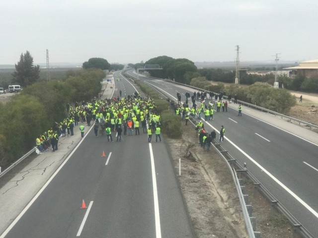 Organizaciones agrarias cortan la AP4 a la altura de El Cuervo
