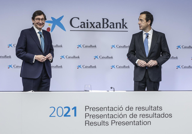 (I-D) El presidente de CaixaBank, José Ignacio Goirigolzarri, y el consejero delegado, Gonzalo Gortázar, presentan los resultados del ejercicio 2021, a 28 de enero de 2022, en Valencia, Comunidad Valenciana (España).