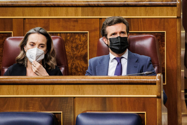 La portavoz parlamentaria del PP, Cuca Gamarra y el presidente del PP, Pablo Casado, conversan en una sesión plenaria, en el Congreso de los Diputados, a 1 de febrero de 2022, en Madrid (España).