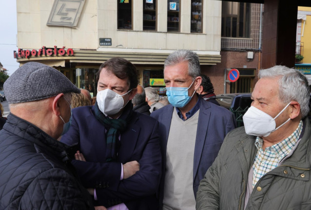 Fernández Mañueco saluda un vecino de Candeleda durante una visita al municipio.