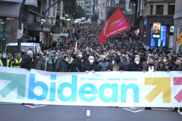 El portavoz de la Red Ciudadana Sare, Joseba Azkarraga, en la cabecera de una manifestación a favor de los presos de ETA