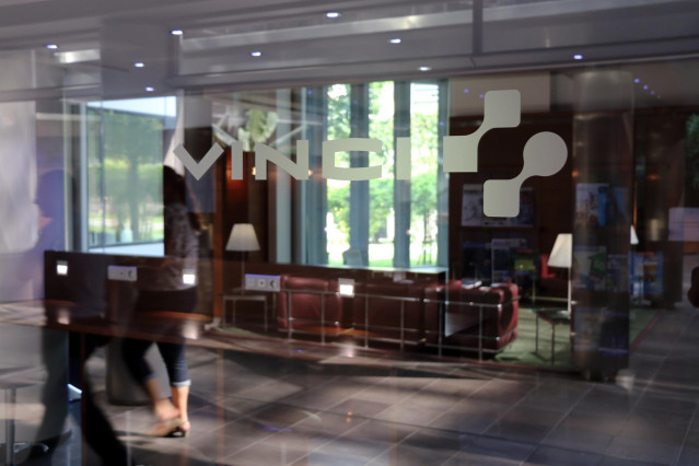 Archivo - Logo de la constructora francesa Vinci en una de sus oficinas en Francia.