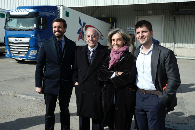 El líder del PP, Pablo Casado, en su visita a la empresa de logística de transpotes Molinero en el Polígono Industrial Emiliano Revilla de Ólvega (Soria).