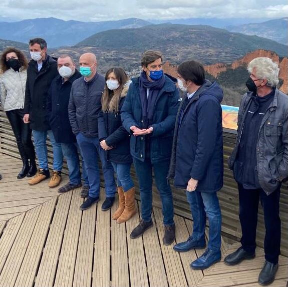 El vicesecretario de Comunicación del PP, Pablo Montesinos, durante su visita a Orellán (León), junto al presidente del PP provincial, Javier Santiago Vélez, y el cabeza de lista por la León, Juan Carlos Suárez-Quiñones.
