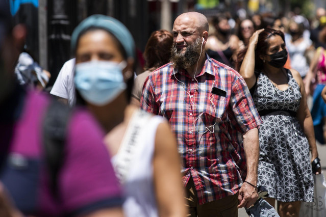 Archivo - Un hombre pasea sin mascarilla por el centro de Madrid, durante el primer día en el que no es obligado el uso de la mascarilla en exteriores desde el inicio de la pandemia, a 26 de junio de 2021, en Madrid (España)