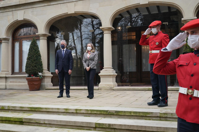 El lehendakari, Iñigo Urkullu, y la vicepresidenta primera, Nadia Calviño, en el Palacio de Ajuria Enea, en Vitoria