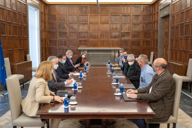 El ministro de Asuntos Exteriores, UE y Cooperación, José Manuel Albares, se reúne con representantes de los sindicatos CSIF, UGT, CCOO y SICEX