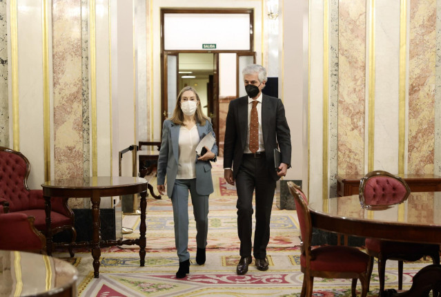 La vicepresidenta tercera del Congreso, Ana Pastor y el secretario cuarto de la Mesa, Adolfo Suárez Illana.