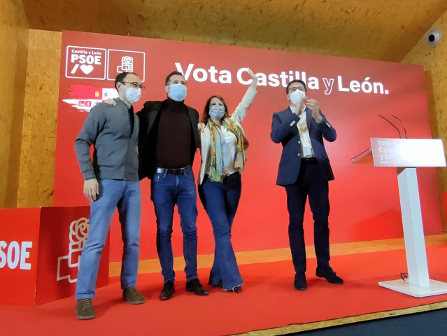 Adriana Lastra, segunda por la derecha, junto a los socialistas David Serrada, Luis Tudanca y Fernando Pablos en el acto político en Salamanca.