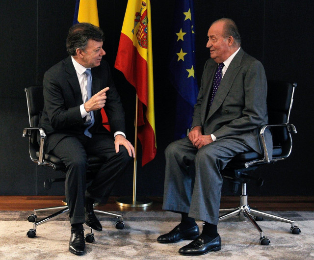 Archivo - El Rey y el presidente Colombia, Juan Manuel Santos, en una Cumbre Iberoamericana