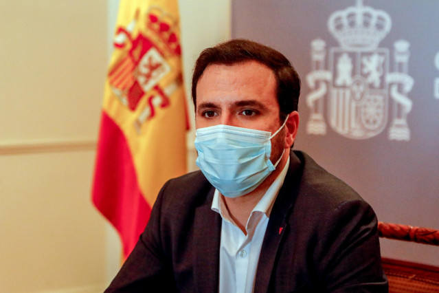 El ministro de Consumo, Alberto Garzón, se reúnen en el Ministerio de Consumo, a 13 de enero de 2022, en Madrid (España).