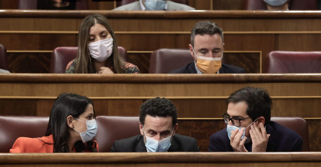 Archivo - La líder de Cs, Inés Arrimadas; y el vicesecretario general y portavoz nacional de Ciudadanos (Cs), Edmundo Bal (c), conversan en una sesión plenaria, en el Congreso