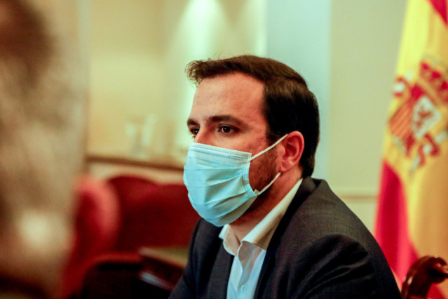 El ministro de Consumo, Alberto Garzón, se reúnen en el Ministerio de Consumo, a 13 de enero de 2022, en Madrid (España).