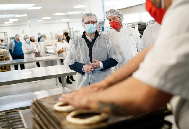 El consejero de Economía, Hacienda y Empleo de la Comunidad de Madrid, Javier Fernández-Lasquetty, en una visita a Pastelerías Mallorca.