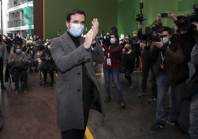 El ministro de Consumo y coordinador general de IU, Alberto Garzón, aplaude en un acto público de campaña electoral, en el Polideportivo Lavaderos, a 5 de febrero de 2022, en Burgos, Castilla y León (España). Los ministros intervienen en este mitin para m