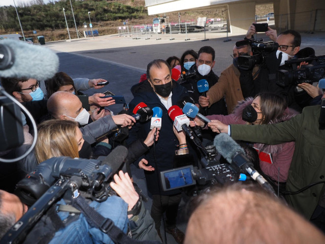 El diputado de UPN, Carlos García Adanero, atiende a los medios de comunicación, a su llegada a la sede de Unión del Pueblo Navarro (UPN) donde se va a celebrar un Consejo Político tras el voto de los diputados contrarios a la reforma laboral contra el cr
