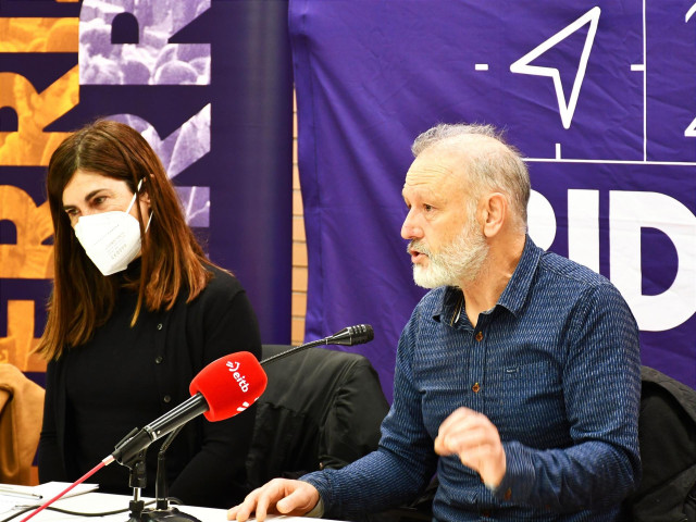 El diputado de Unidas Podemos Roberto Uriarte junto a la portavoz de Elkarrekin Podemos-IU en el Parlamento vasco, Miren Gorrotxategi, en un coloquio sobre la 'Nueva ley de vivienda y sus desafíos a escala municipal' en Portugalete (Bizkaia)