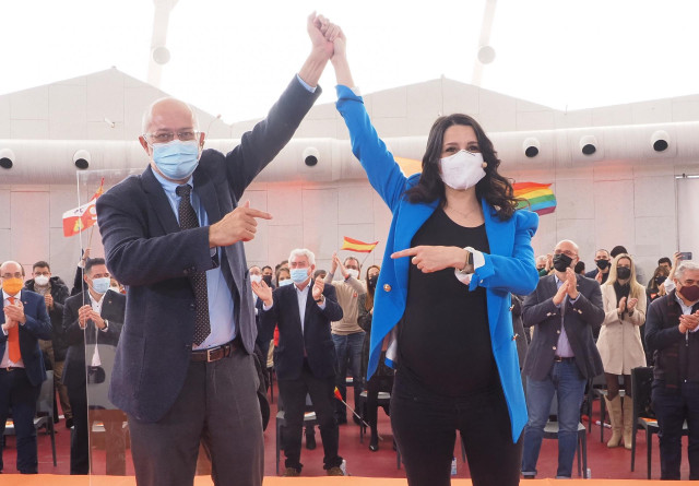 La líder de Cs, Inés Arrimadas, coge de la mano al exvicepresidente de Castilla y León y candidato a la presidencia de la Junta, Francisco Igea, en un acto de campaña electoral, en la Cúpula del Milenio,