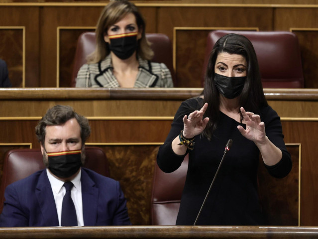 La secretaria general de Vox en el Congreso, Macarena Olona, interviene en una sesión plenaria en el Congreso de los Diputados, a 2 de febrero de 2022, en Madrid (España).