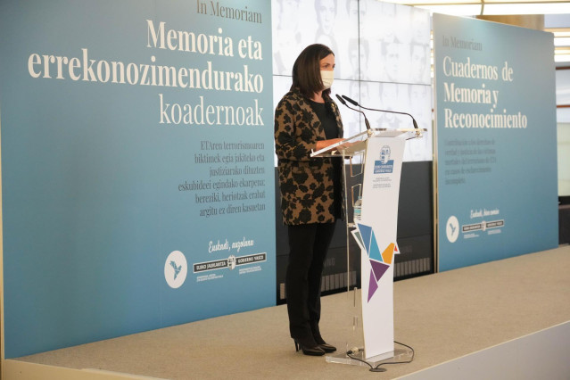 Archivo - La consejera vasca de Justicia, Beatriz Artolazabal, durante la entrega de ‘Cuadernos de memoria y reconocimiento’ a familias de víctimas de ETA, en la Biblioteca CRAI de la Universidad de Deusto, a 17 de diciembre de 221, en Bilbao, Euskadi
