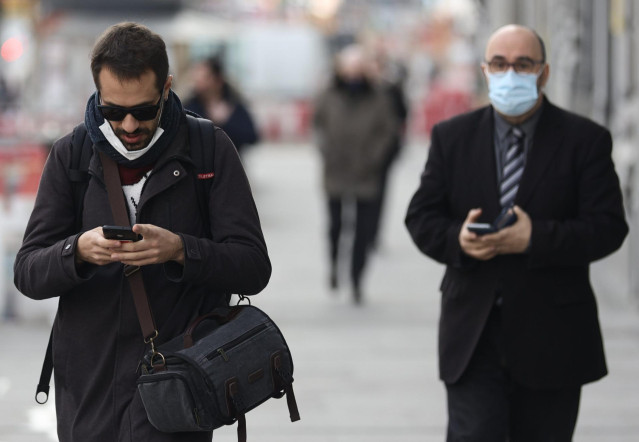 Un hombre camina sin mascarilla
