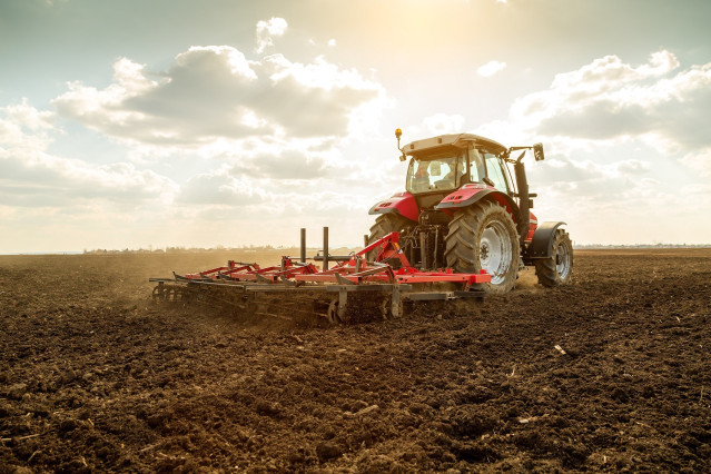 Archivo - Tractor en el campo