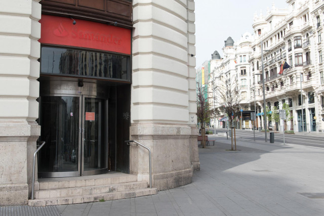 Archivo - Una oficina del Banco Santander.