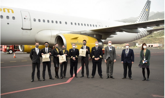 Miembros de la tripulación de Vueling con Felipe Sánchez, director del Aeropuerto de La Palma, y Raúl Camacho, consejero de Turismo del Cabildo, en el acto de recibimiento del vuelo