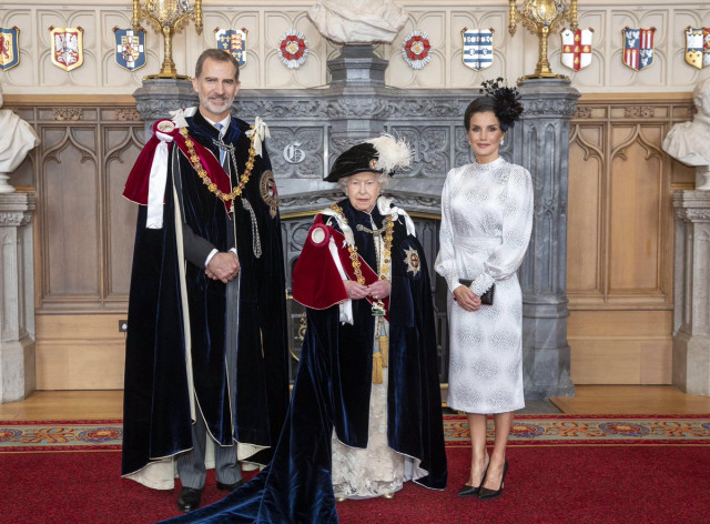 Archivo - (I-D) El Rey Felipe VI, la Reina Isabel II de Inglaterra y la Reina Letizia en una foto posterior a la ceremonia de investidura de Don Felipe como Caballero de la Muy Noble Orden de la Jarretera, la máxima distinción que concede la monarquía bri