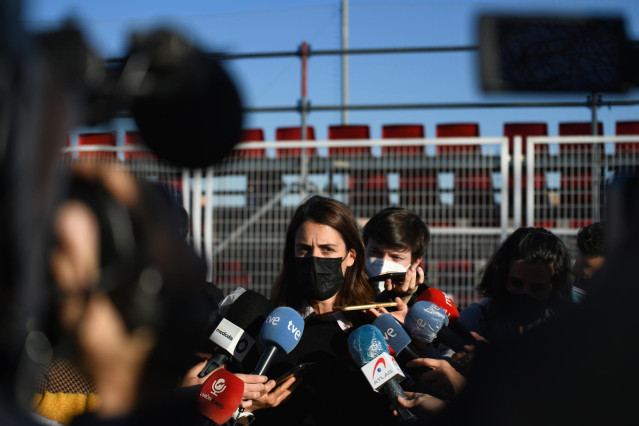 La portavoz de Más Madrid en el Ayuntamiento, Rita Maestre, ofrece declaraciones a los medios, durante un partido del Rayo Vallecano Femenino, a 2 de febrero de 2022, en Madrid (España).