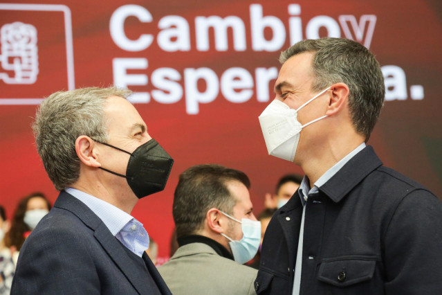Zapatero y Sánchez, antes del acto de partido en León.
